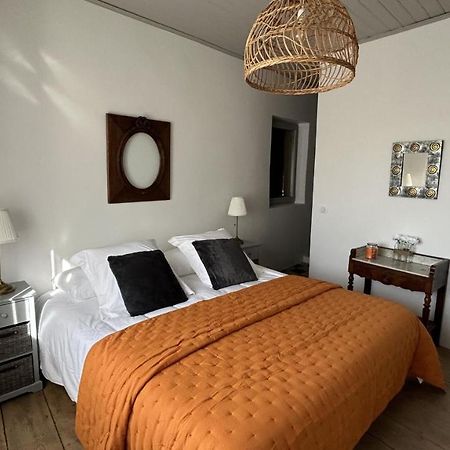 Le Petit Eden Bed & Breakfast แซ็งต์-กองแต็ง-ลา-โปเตรี ภายนอก รูปภาพ