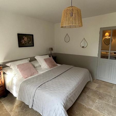Le Petit Eden Bed & Breakfast แซ็งต์-กองแต็ง-ลา-โปเตรี ภายนอก รูปภาพ