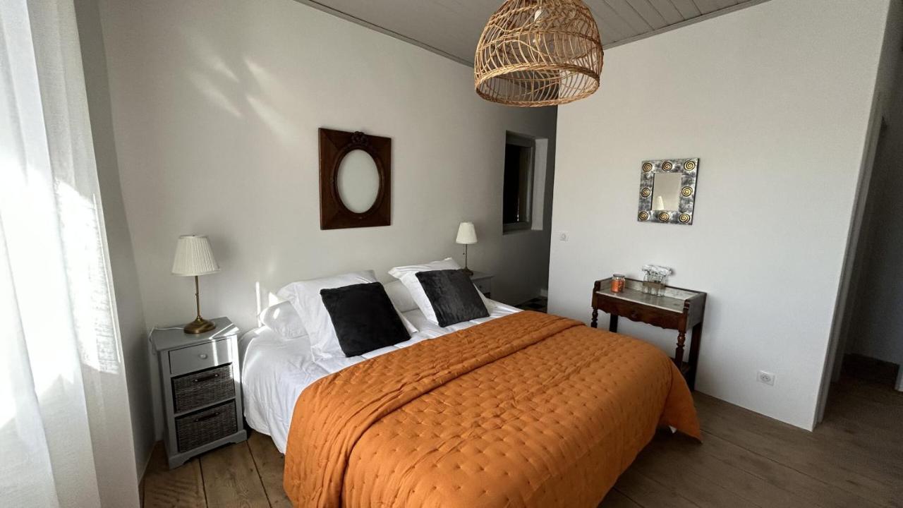 Le Petit Eden Bed & Breakfast แซ็งต์-กองแต็ง-ลา-โปเตรี ภายนอก รูปภาพ