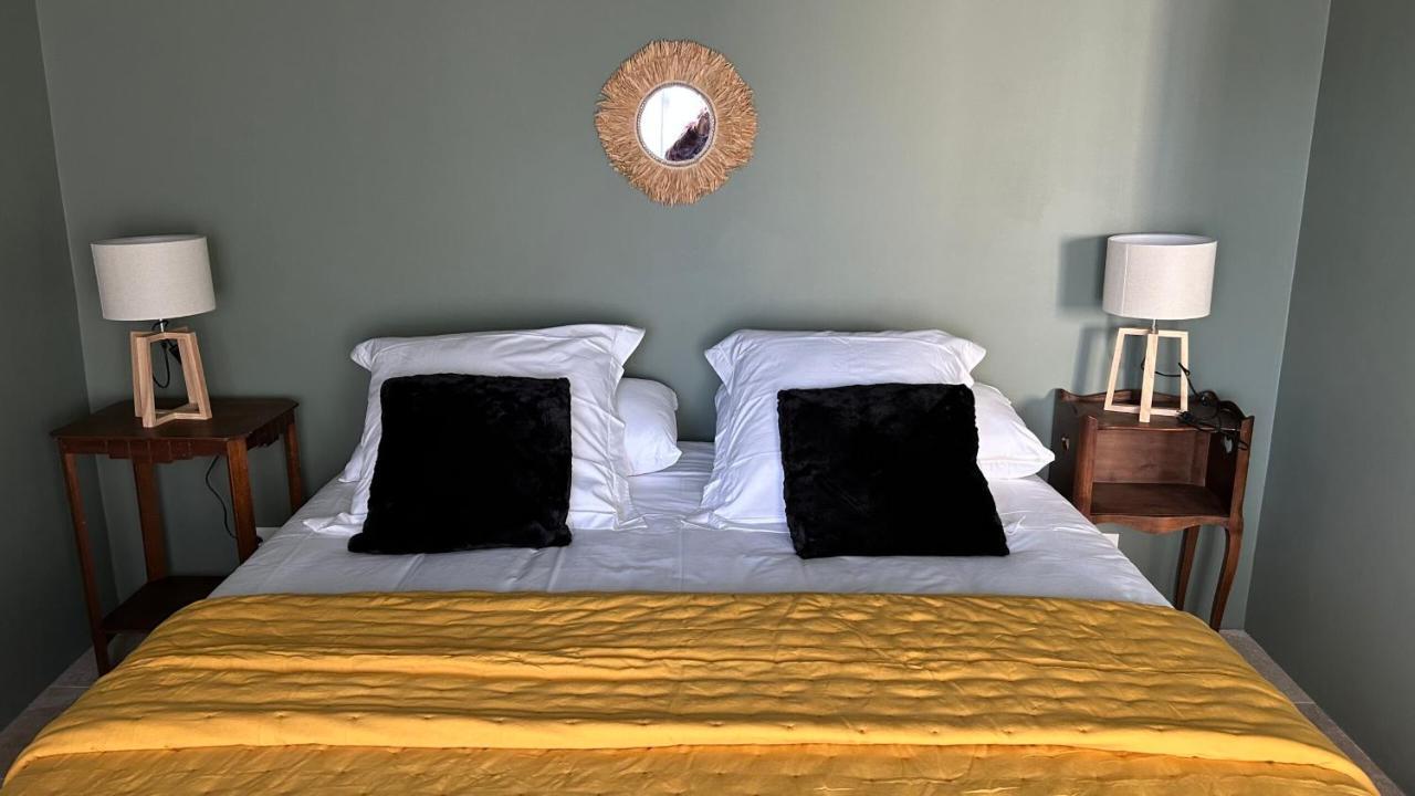 Le Petit Eden Bed & Breakfast แซ็งต์-กองแต็ง-ลา-โปเตรี ภายนอก รูปภาพ
