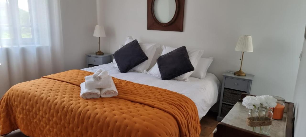 Le Petit Eden Bed & Breakfast แซ็งต์-กองแต็ง-ลา-โปเตรี ภายนอก รูปภาพ
